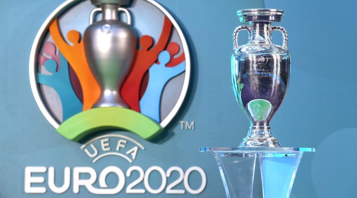 The Euro, European Championship Before? Because of the Corona Virus, Covid-19, the EM 2020 is about to be relocated firo: LONDON, ENGLAND - SEPTEMBER 21: The Henri Delaunay Cup with the EURO 2020 logo during the UEFA EURO 2020 Launch Event at City Hall on September 21, 2016 in London, England EM Euro European Championship 2020 Logo Trophy Trophy in general | usage worldwide
