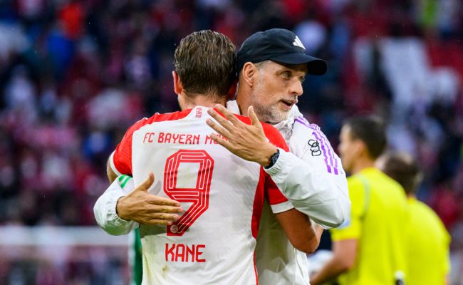 27.08.2023, Bayern, München: Fußball: Bundesliga, Bayern München - FC Augsburg, 2. Spieltag, Allianz Arena. Münchens Harry Kane (l) und Münchens Trainer Thomas Tuchel (r) nach dem Spiel. Foto: Tom Weller/dpa - WICHTIGER HINWEIS: Gemäß den Vorgaben der DFL Deutsche Fußball Liga bzw. des DFB Deutscher Fußball-Bund ist es untersagt, in dem Stadion und/oder vom Spiel angefertigte Fotoaufnahmen in Form von Sequenzbildern und/oder videoähnlichen Fotostrecken zu verwerten bzw. verwerten zu lassen. +++ dpa-Bildfunk +++